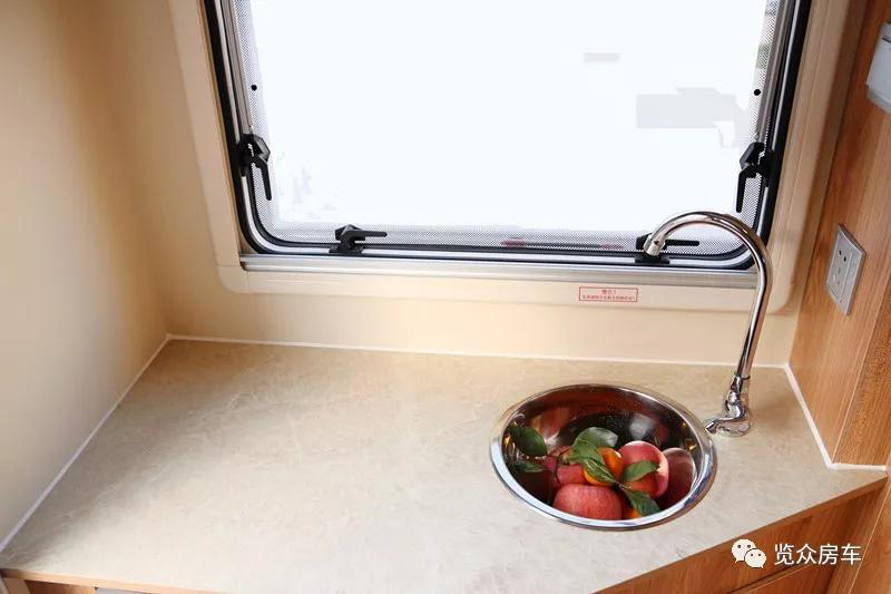 超大床還是國六汽油四驅(qū)房車,選它沒錯 超大床還是國六汽油四驅(qū)房車,選它沒錯